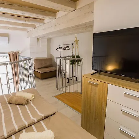 Aromatic Herbs Loft -new, Central & Parking Appartement